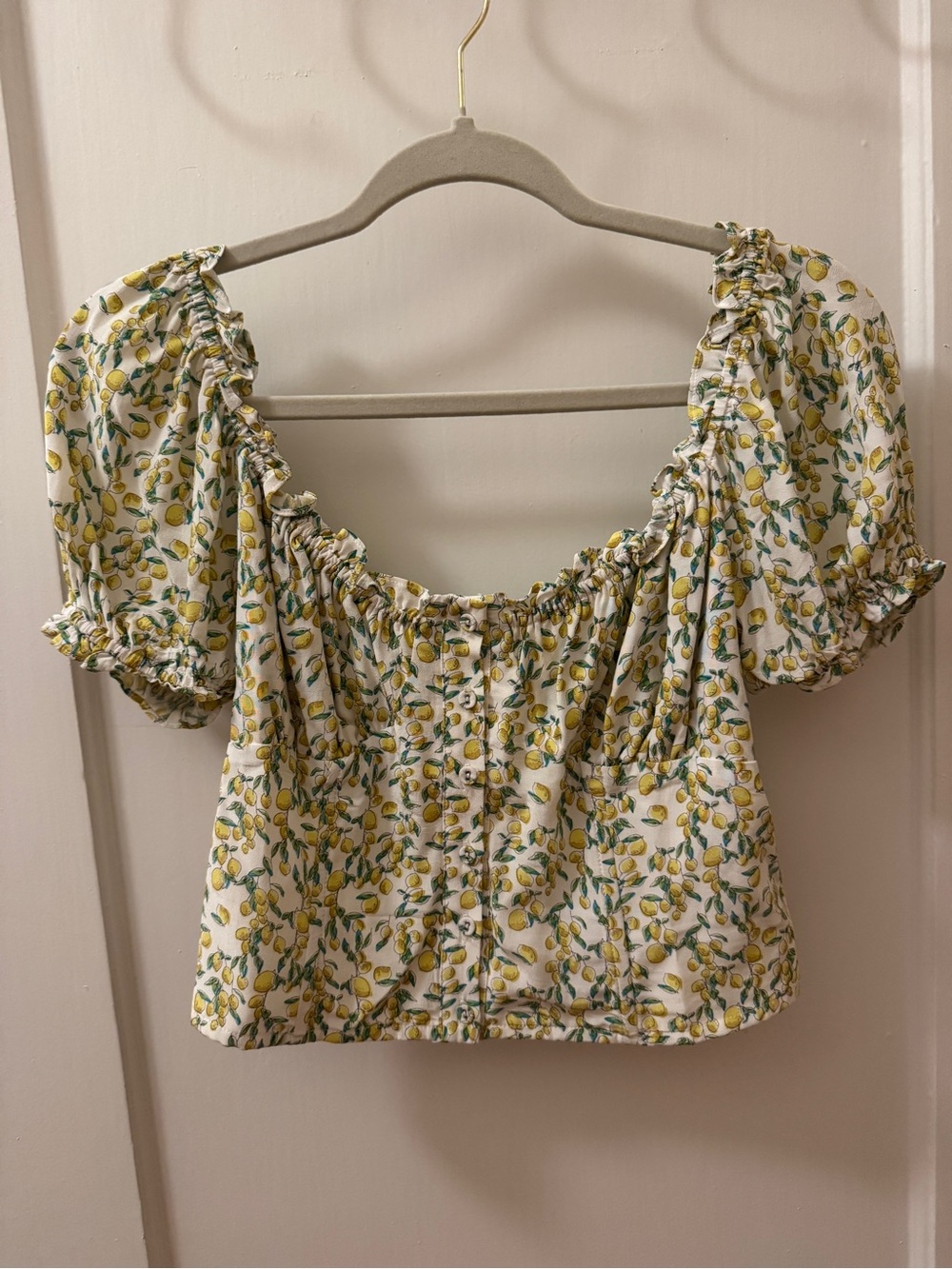 Astr Floral Lemon-Print Puff Sleeve Crop Top in White and Yellow